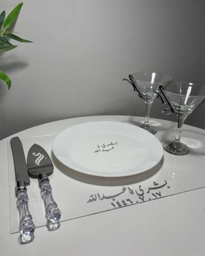 طقم ملكة مع قاعدة شفافه