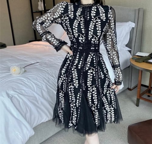 فستان دانتيل ابيض.