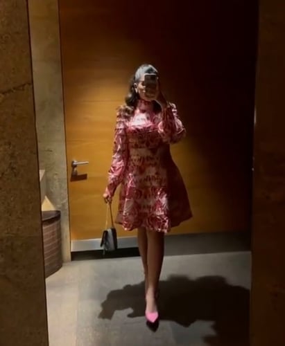 فستان وردي .