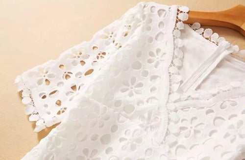 فستان ابيض مخرم