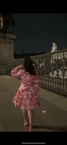 فستان وردي .