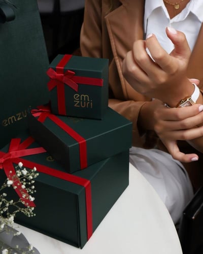 هدايا نسائية بتصميم جذاب بلون ذهبي