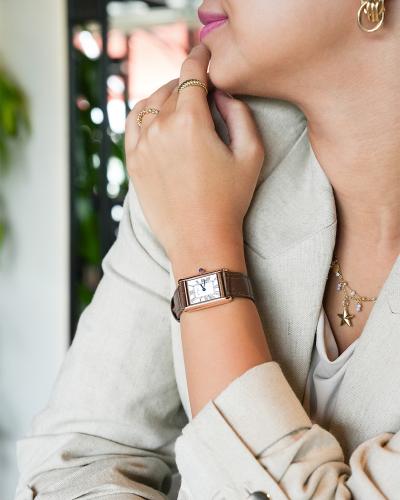 ساعة نسائية من امزوري بلون بني