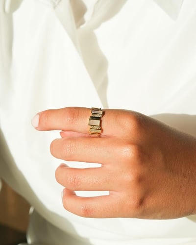 خاتم نسائي ذهبي أنيق من ايمزوري