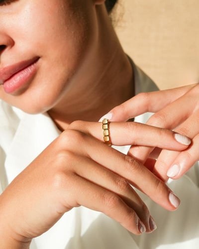 خاتم نسائي ذهبي مميز من ايمزوري