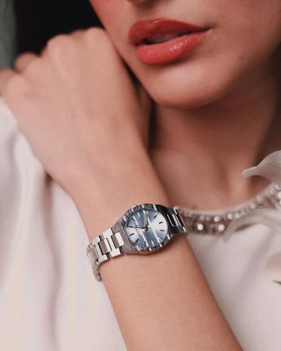 ساعة نسائية من ايمزوري بلون فضي