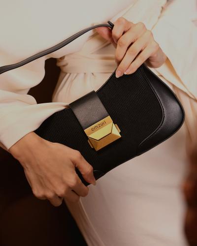 شنطة نسائية مميزة بلون أسود من امزوري