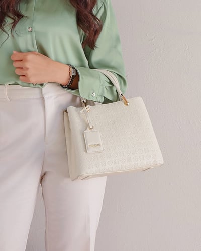 شنطة نسائيه بتصميم كلاسيك بلون أبيض