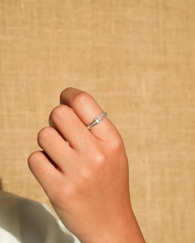 خاتم نسائي فضي مميز من ايمزوري