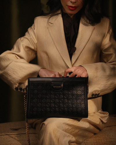 شنطة نسائية أنيقة بلون أسود من امزوري