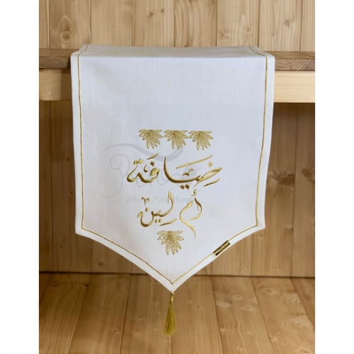 مفرش تقديم موديل ورد بتطريز حدود المفرش