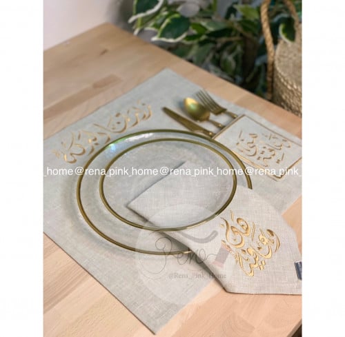 طقم لشخصين ( 2 مفرش مثبت جيب ملاعق + 2 منديل سفرة)