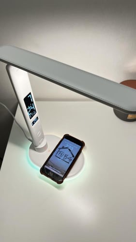 مصباح مكتبي بشاحن لاسلكي للجوال ومنفذ شحن