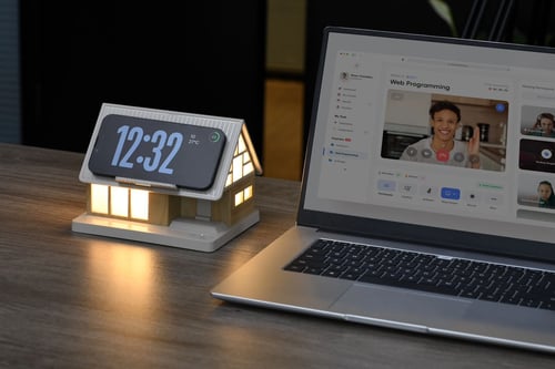 شاحن لاسلكي على شكل بيت مع اضاءة