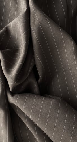 عباية بقماش مخطط بتطريز ورد