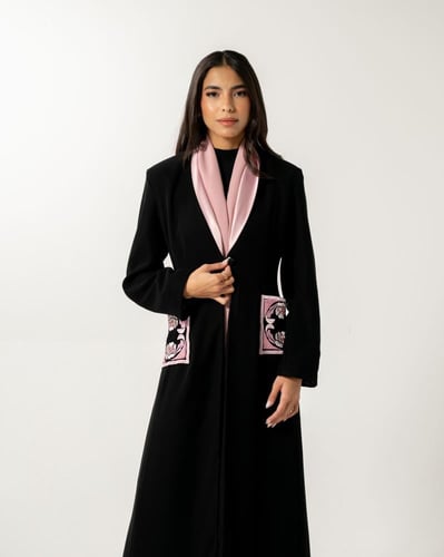 عباية بليزر بتطريز في الجيوب