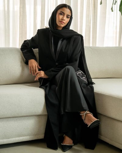 عباية بليزر بتطريز في الجيوب