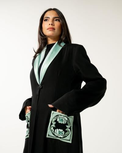 عباية بليزر بتطريز في الجيوب