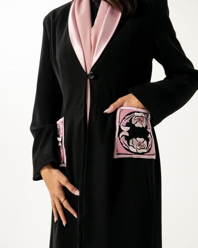 عباية بليزر بتطريز في الجيوب