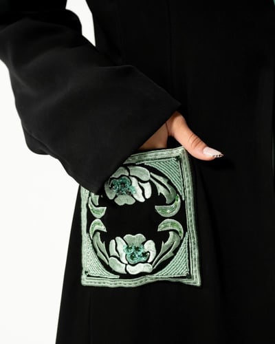 عباية بليزر بتطريز في الجيوب