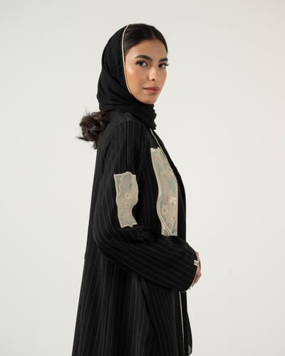 عباية بقماش مخطط بتطريز ورد