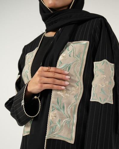 عباية بقماش مخطط بتطريز ورد