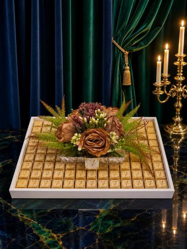 Van Laqif tray with roses