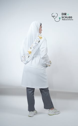 طرحه لون أبيض مع نقشه - White shawl with pattern