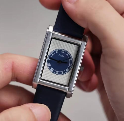 ساعة CILOA المربعة بتصميمها الكلاسيكي