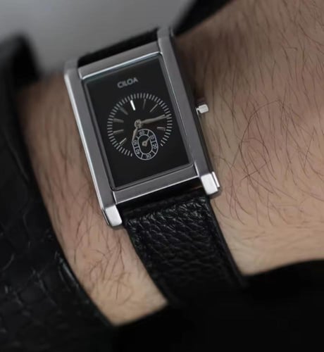 ساعة CILOA المربعة بتصميمها الكلاسيكي