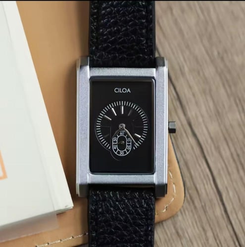 ساعة CILOA المربعة بتصميمها الكلاسيكي