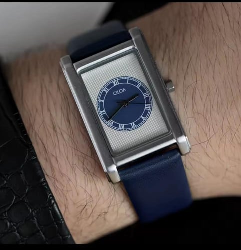 ساعة CILOA المربعة بتصميمها الكلاسيكي