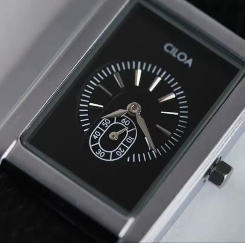 ساعة CILOA المربعة بتصميمها الكلاسيكي