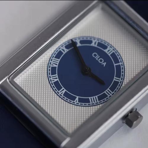 ساعة CILOA المربعة بتصميمها الكلاسيكي