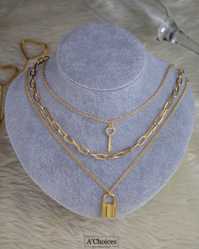 سلسله بثلاث طبقات باللون الذهبي بتصميم قفل ومفتاح