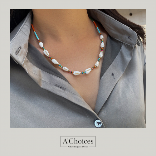 قلادة خرز ملون وصدف بحري جذاب