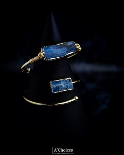 اساور مطلية ذهب بحجر التوباز الأزرق مصنوعة يدويا