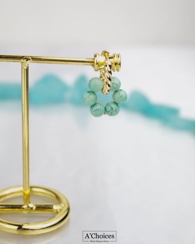 اقراط ذهبية مزينة باحجار كريمة بتصميم معاصر