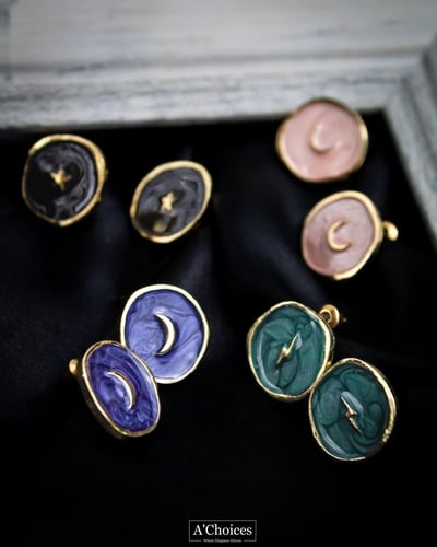 اقراط ملونة بأشكال مختلفة مطلية ذهب