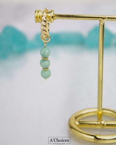 اقراط ذهبية مزينة باحجار كريمة بتصميم معاصر