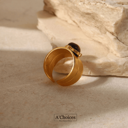 خاتم عريض مطلي بالذهب مع حجر عسلي بلونين ذهبي وفضي...