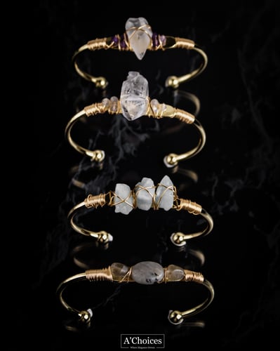 اساور ملفوفة بالأسلاك مطلية ذهب بحجر الزبرجد الطبي...