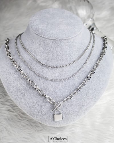 عقد بثلاث طبقات بتصميم مميز باللون الفضي والذهبي