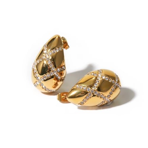 أقراط على شكل قطرة ماء