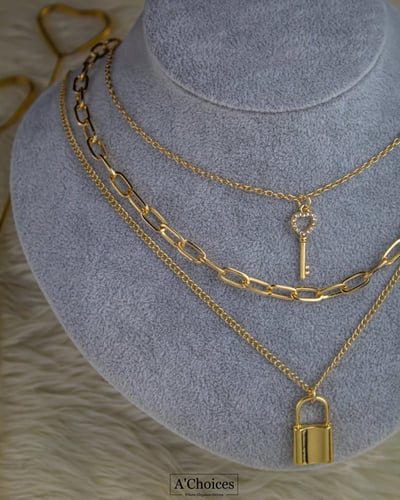 سلسله بثلاث طبقات باللون الذهبي بتصميم قفل ومفتاح