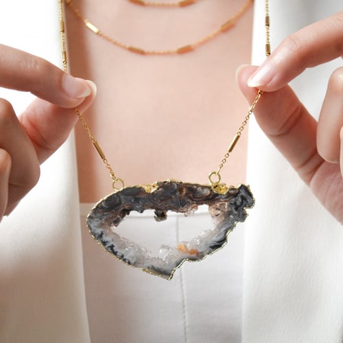 شريحة غير منتظمة من الحجر الطبيعي المطلي بالذهب ال...