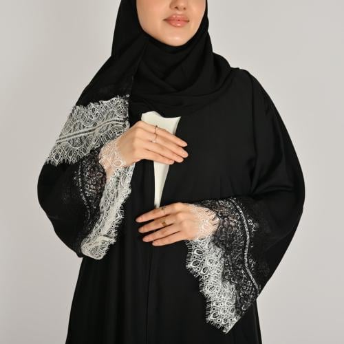 عباية لف سوداء بقصة انسيابية وكم واسع بتفاصيل عصرية