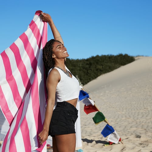 منشفة بحر سريعة الجفاف - زهري مخطط - مقاس كبير