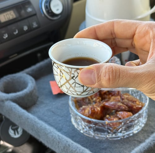 طاولة سيارة للقهوة والفناجيل والقدوع لراحة اكثر وا...