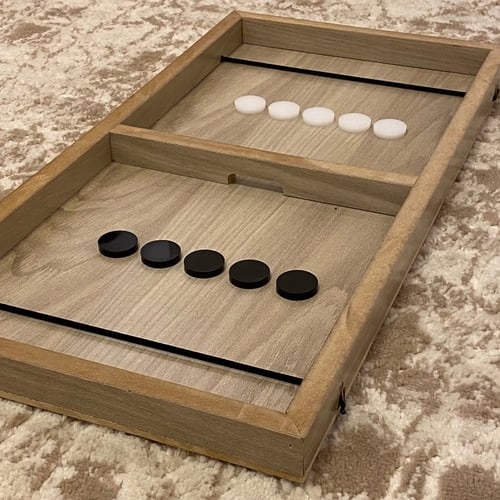 لعبة هوكي لمنافسة شرسة بسحب الكورة بالحبل الموجود...